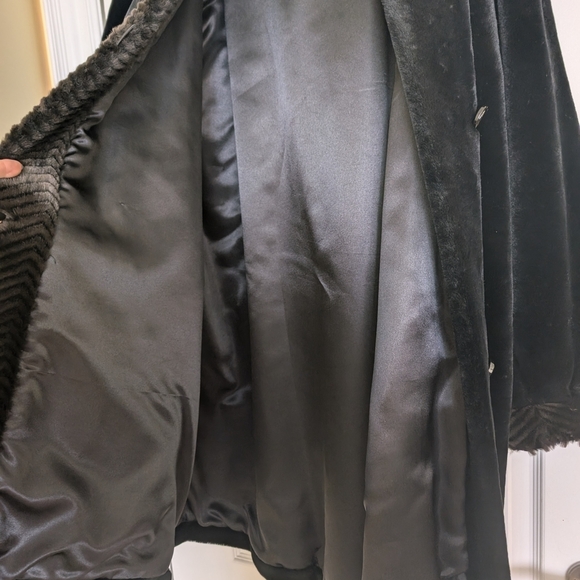 Luxurious Black Coat with Faux Fur Trim - Picture 8 of 9